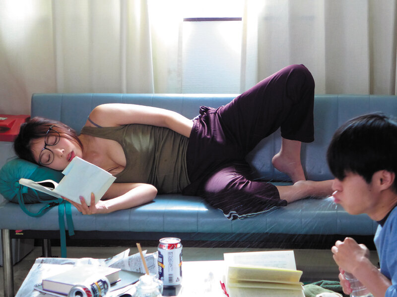 大学サークルの部室に棲みついてる年齢不詳の先輩がマ○コを貸してくれるというのでクーラーもない部屋で汗だく絡み合い一緒に留年しそうなSEX漬けの夏 安位薫